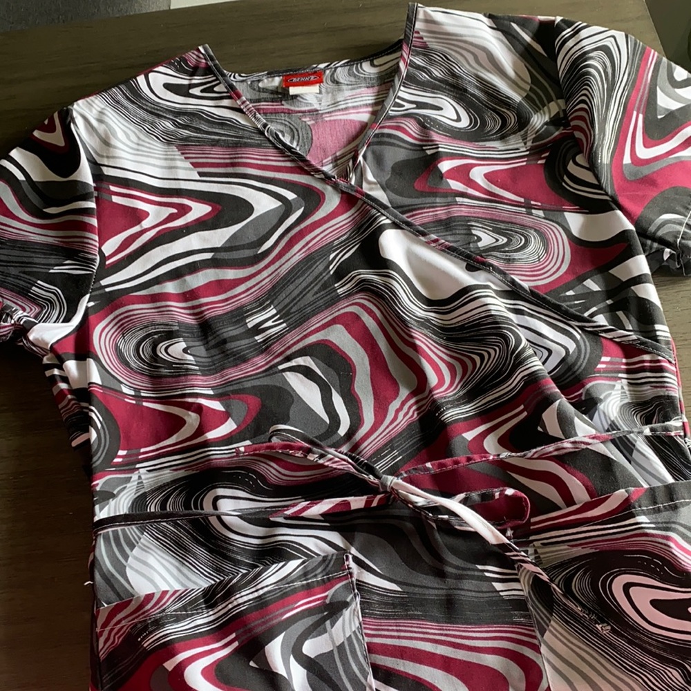 Scrub top size small